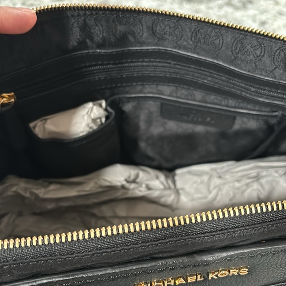 Micheal Kors Gilmore purse - Picture 5 of 6